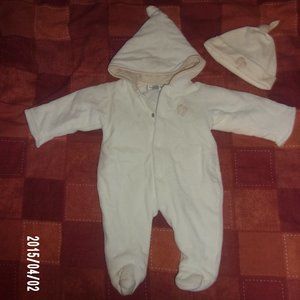 Adorable all in one pram suit with hat 0-3 months